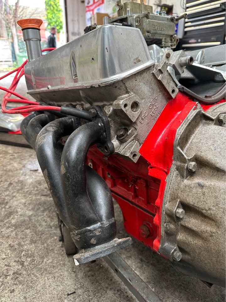 
								3.5 litre Rover V8 engine (215CI) full									
