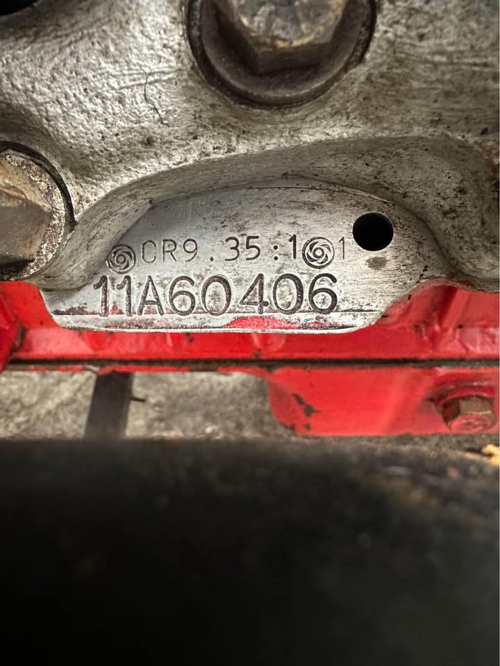 
								3.5 litre Rover V8 engine (215CI) full									