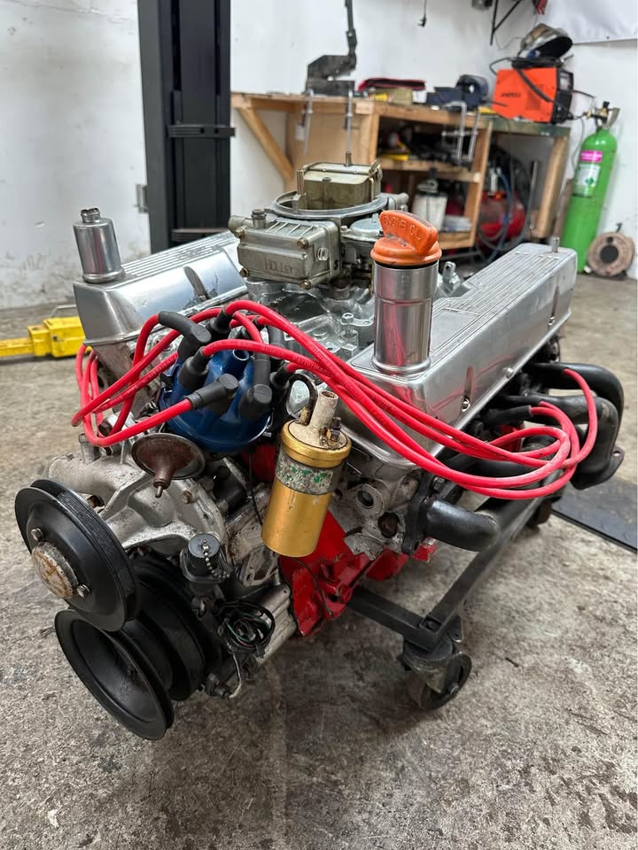 
								3.5 litre Rover V8 engine (215CI) full									