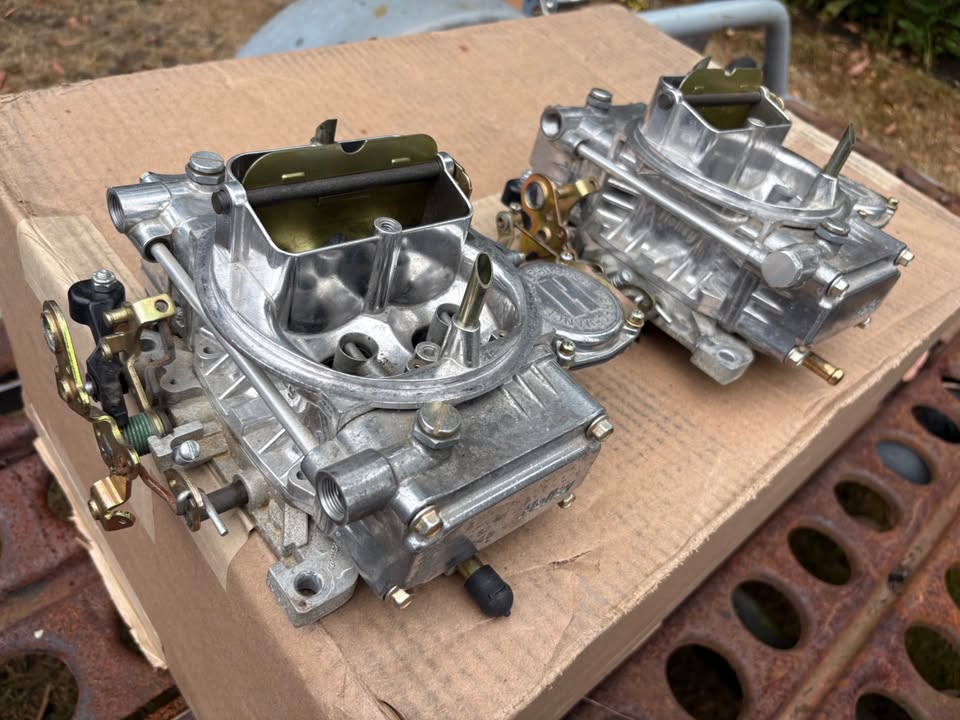 
								2x Holley 390 cfm 8007 4 barrel carburettors full									