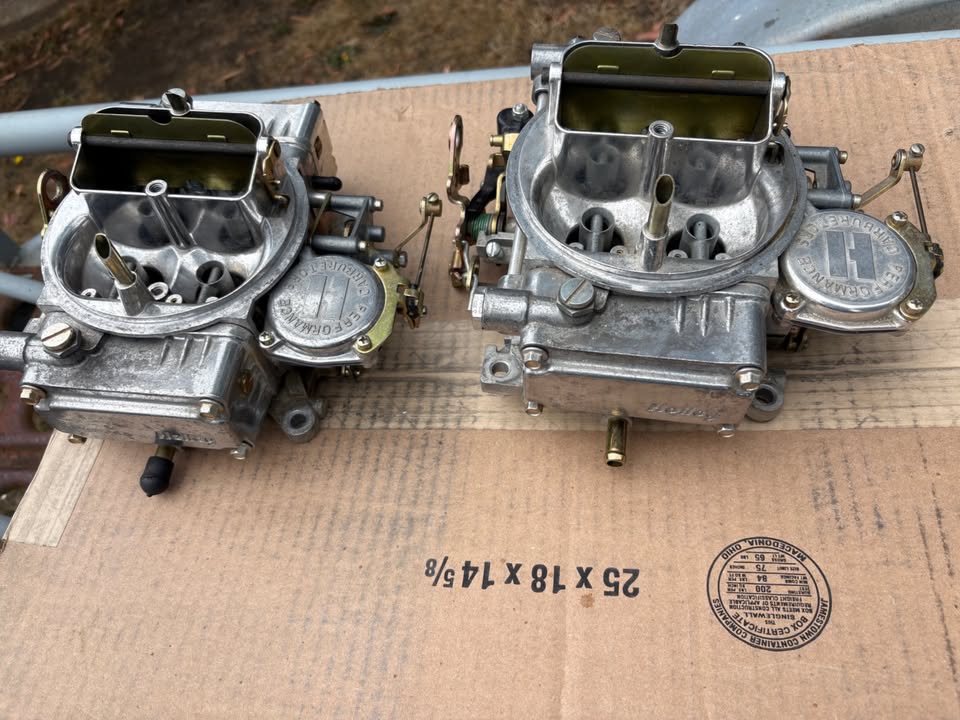 
								2x Holley 390 cfm 8007 4 barrel carburettors full									