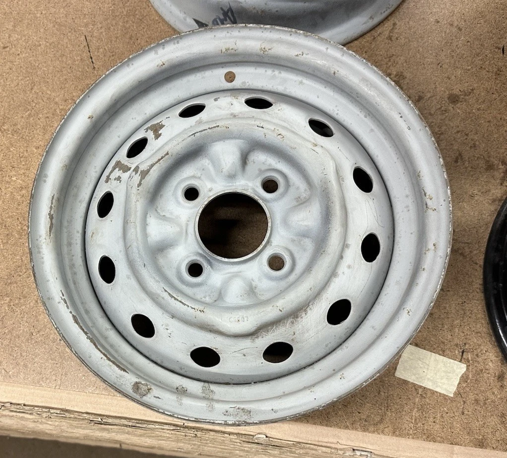 
								MG AHH 8112 MGB GT (EXCLUDING V8) SET OF 4 PERFORATED 5J X 14” STEEL WHEELS full									